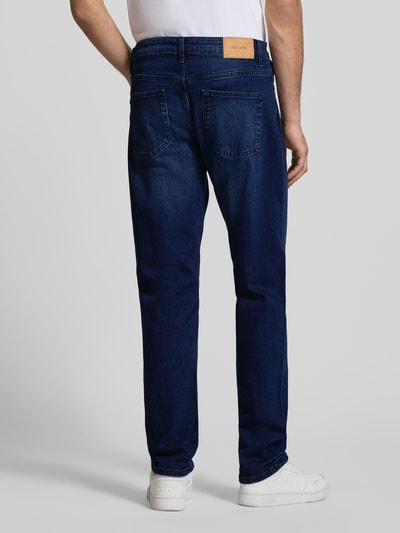 Männermodel trägt Regular Fit Jeans aus Baumwoll-Mix Modell 'WEFT' von Only & Sons, dunkelblauer Denim, Label Patch, Ganzkörperansicht Rückansicht.
