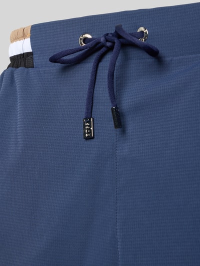 Productfoto, Badeshorts met labelopschrift model 'ATOLL' van BOSS, look: effen, regular fit pasvorm, tunnelkoord sluiting, elastische boord, achterzak en zijsteekzakken, blauwe kleur, gestructureerde textuur
