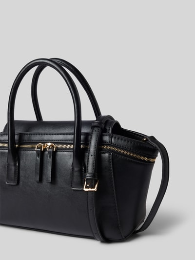 Produktfoto, schwarze Handtasche mit Schulterriemen, Modell 'FIORI' von MANGO, goldene Reißverschlüsse, glatte Textur, rechteckige Form, Damen Handtasche