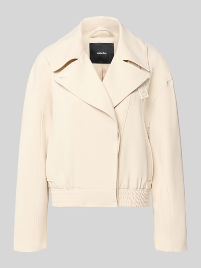Produktfoto, cremefarbene Regular Fit Jacke mit Viskose-Anteil Modell 'Najoma' von someday, mit Reverskragen und elastischem Bund.