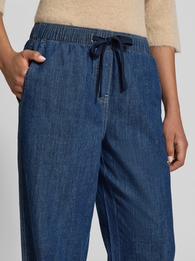 Kobiece modelka nosi Wide Leg Jeans aus reiner Baumwolle od Juvia, niebieska bawełna, elastyczny pas, tunel, wpuszczane kieszenie, długość wewnętrzna nogawki w rozmiarze S: 81 cm, szerokość w rozmiarze S: 80 cm, zbliżenie na górną część spodni.