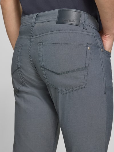 Männermodel trägt Fein strukturierte Hose mit Label-Detail Modell Lyon von Pierre Cardin in Blau-Grau, detailreiche Webstruktur, Nahaufnahme Rückansicht. Baumwoll-Mix mit Stretch, Regular Fit.