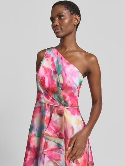 Frauenmodel trägt Cocktailkleid im One-Shoulder-Look von Adrianna Papell aus Chiffon mit Allover-Look und Volants, Nahaufnahme Oberkörper. Damen Cocktailkleid, Midikleid, Rückenlänge bei Größe 36: 100 cm, Brustweite bei Größe 36: 42 cm.