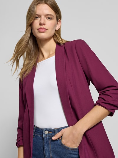 Frauenmodel trägt Regular Fit Longblazer mit Viskose-Anteil Modell 'BOSELLA' von Pieces, Optik: Unifarben, Reverskragen, Schulterpolster, 3/4-Arm, geraffter Ärmelabschluss, Materialverarbeitung: Webstruktur, Nahaufnahme Oberkörper.
