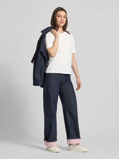 Frauenmodel trägt Regular Fit T-Shirt aus reiner Baumwolle von Marc O'Polo Denim, Optik: Unifarben, Rundhals, Kurzarm, Ganzkörperansicht von vorne.
