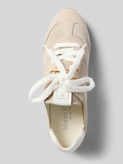 Produktfoto, Sneaker aus echtem Rindsleder von Marc O'Polo in hellem Beige mit weißen Schnürsenkeln, glatter und rauer Textur, Damen Sneaker von Marc O'Polo