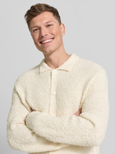 Männermodel trägt Strickjacke mit Knopfleiste von JAKE*S STUDIO MEN, Regular-Fit, Kentkragen, gerippte Abschlüsse, Nahaufnahme Oberkörper.