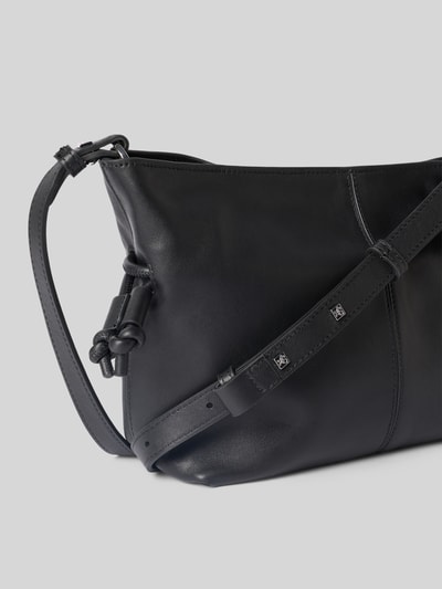 Produktfoto, Umhängetasche aus echtem Leder von Marc O'Polo für Damen in Schwarz mit glatter Oberfläche und markanten Nähten.