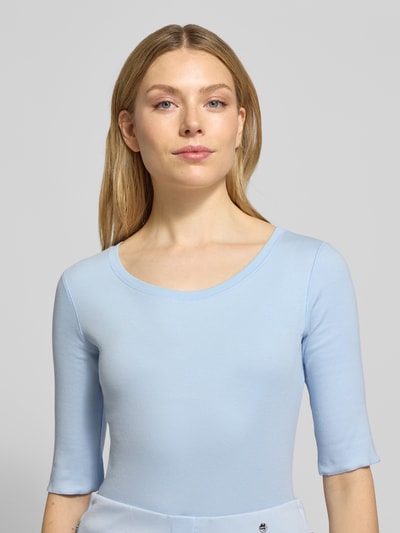 Vrouwenmodel draagt T-shirt met ronde hals en mouwen met omslag van Marc Cain, mix van katoen en elastaan, regular fit, ruglengte 57 cm, Nahaufnahme bovenlichaam.