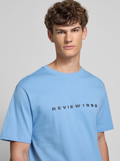 REVIEW T-Shirt mit Label-Print Hellblau 3