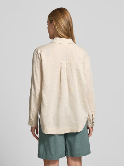 Frauenmodel trägt Regular Fit Leinenbluse mit V-Ausschnitt von Christian Berg Woman in Beige, reine Leinen, Hemdblusenkragen, Rückenansicht Ganzkörperansicht.