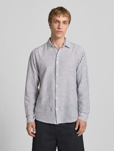 Männermodel trägt Regular Fit Freizeithemd aus Leinen-Baumwoll-Mix Modell 'CAIDEN' von Only & Sons, Optik: Allover-Muster, Ganzkörperansicht von vorne.