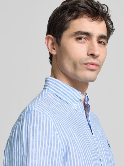 Mannelijk model draagt Regular Fit Vrijetijdsoverhemd uit puur linnen van Polo Ralph Lauren, blauw-wit gestreept, Nahaufnahme Oberkörper.