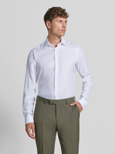 Männermodel trägt Slim Fit Business-Hemd mit Kentkragen von Christian Berg Men aus puur katoen, met lange mouwen, knoopsluiting, ruglengte 83 cm, schouderbreedte 45 cm, mouwlengte 71 cm, ganzkörperansicht van voren.