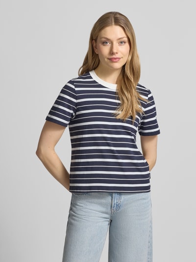 Kobiece model prezentuje damski t-shirt Regular Fit T-Shirt aus reiner Baumwolle od s.Oliver RED LABEL, efekt: wzór na całej powierzchni, krój regular fit, aplikacja: naszywka z logo, okrągły dekolt, rękaw: krótki rękaw, wykończenie materiału: dżersej, materiał: czysta bawełna, widok całej sylwetki z przodu.