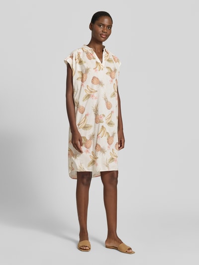 Frauenmodel trägt Hemdblusenkleid aus Baumwolle mit V-Ausschnitt von Emily Van den Bergh, Allover-Print, Midikleid, Ganzkörperansicht von vorne