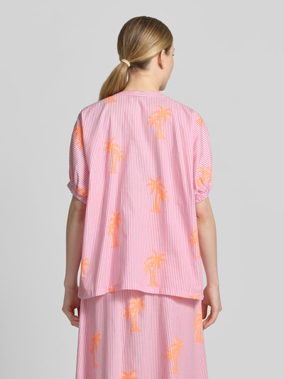 Frauenmodel trägt Bluse mit Rundhalsausschnitt und Knopfleiste von Milano Italy im Baumwoll-Mix mit Stretch-Anteil, Ganzkörperansicht Rückansicht.