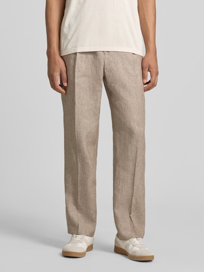 Männermodel trägt Leinenhose mit Bügelfalte Modell 'DiUnic' von Zuitable, Reines Leinen, Straight Fit, Ganzkörperansicht von vorne.