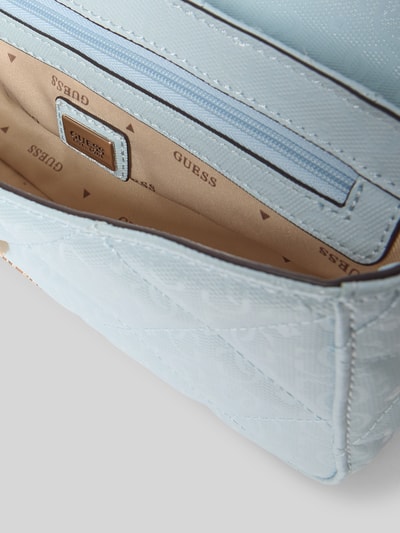 Produktfoto, torba na ramię z aplikacją z metką model 'LIBBY' od Guess, jasnoniebieska, zapięcie na magnes, główna przegroda, łańcuszki, szerokość w rozmiarze 1: 24 cm, długość w rozmiarze 1: 14 cm, głębokość w rozmiarze 1: 6 cm, długość paska na ramię w rozmiarze 1: 114 cm