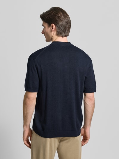 Männermodel trägt Freizeithemd mit 1/2-Arm Modell 'BELLS' von Casual Friday, dunkelblau, Baumwoll-Lyocell-Mix, Regular-Fit, Ganzkörperansicht Rückansicht.