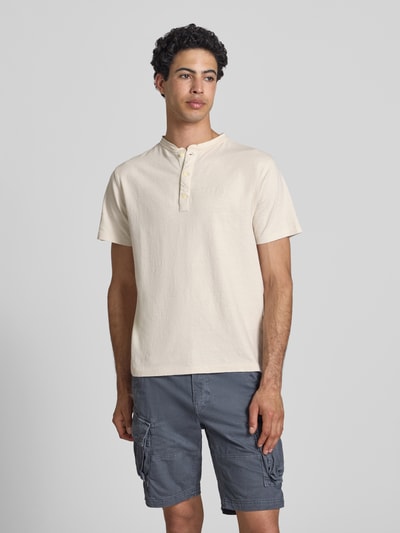 Männermodel trägt T-Shirt mit kurzer Knopfleiste von Superdry, Herren T-Shirt, Leinen-Baumwoll-Mix, Regular-Fit, Polokragen, Logo-Stitching, Rückenlänge bei Größe M 62 cm, Nahaufnahme Oberkörper.