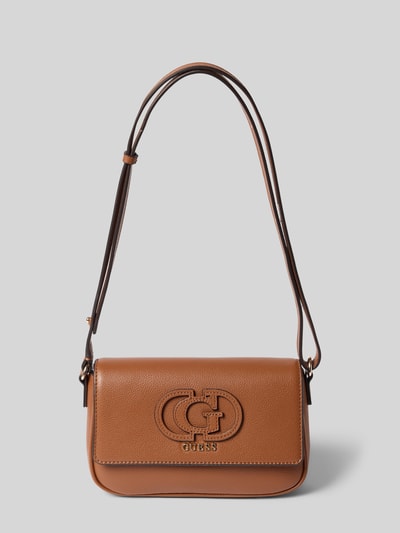 Produktfoto, Handtasche in Leder-Optik Modell 'Isola' von Guess, braun, Logo-Detail, magnetyczne zapięcie, regulowany pasek, Szerokość w rozmiarze 1: 23 cm, długość 16 cm, głębokość 6 cm, długość paska 73 cm