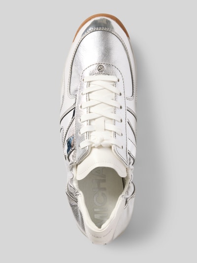 Productfoto, Sneaker uit leer model 'COLT' van MICHAEL Michael Kors in zilver en wit, afgeronde neus, veters, dames sneaker, leerstructuur.