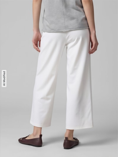 Frauenmodel trägt Stoffhose mit Eingrifftaschen von ICHI, unifarben weiß, lockere Passform, elastischer Bund, Ganzkörperansicht Rückansicht, KI-modifiziertes Bild.