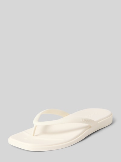 Productfoto, teenslippers met afgeronde punt in crème, comfortmodel, model 'Miami Flip' met labeldetail, hakhoogte 2 cm, Crocs, dames