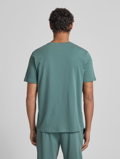 Männermodel trägt Regular Fit T-Shirt aus Baumwoll-Mix Modell 'MIX&MATCH T-SHIRT R' von BOSS in Optik: Unifarben, Ganzkörperansicht Rückansicht.