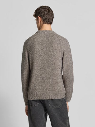 Męski model nosi Regular Fit Pullover mit Woll-Anteil od Closed, mieszanka bawełny i wełny, imitacja dzianiny, okrągły dekolt, elastyczne wykończenia, długość tyłu w rozmiarze M: 70 cm, widok całej sylwetki od tyłu