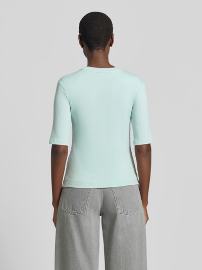 Frauenmodel trägt T-Shirt mit Rundhalsausschnitt von Christian Berg Woman, Damen T-Shirt aus Baumwoll-Elasthan-Mix in Slim-Fit, 1/2-Arm, Rückenlänge bei Größe S 53 cm, hellblaue Farbe, glatte Struktur, Ganzkörperansicht Rückansicht.