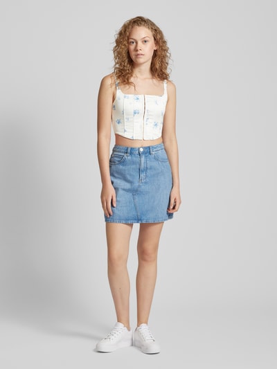 Gina Tricot Crop Top mit floralem Muster Weiss 1