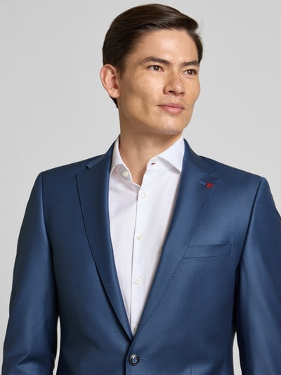 Mannelijk model draagt Slim Fit 2-knoops colbert met klepzakken van Roy Robson in blauw materiaalmix met stretch, nahaufnahme bovenlichaam. Bandwijdte 44 cm, ruglengte 106 cm, schouderbreedte 45 cm, mouwlengte 64 cm, binnenbeenlengte 79 cm bij maat 50.
