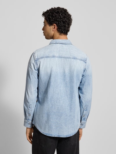 Męskamodel nosi Freizeithemd in Denim-Optik od G-Star Raw, jasnoniebieski bawełniany slim fit, widok całej sylwetki z tyłu.