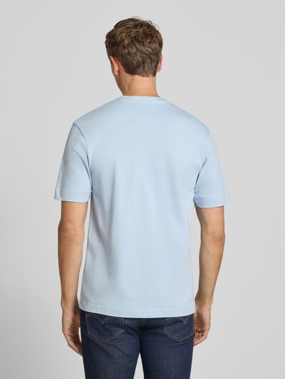 Männermodel trägt T-Shirt mit Rundhalsausschnitt von DRYKORN in Hellblau, Reine Baumwolle, Slim-Fit, Rückenlänge 69 cm, Ganzkörperansicht Rückansicht.