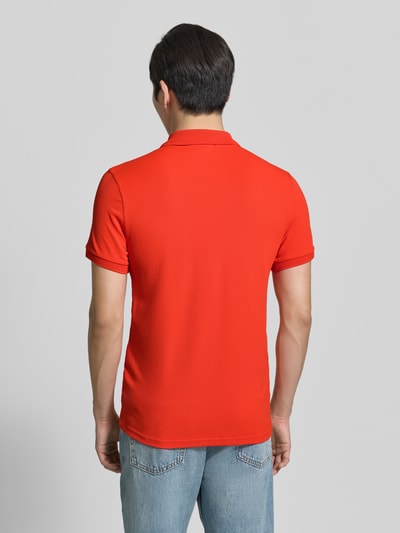Męski model nosi Regular Fit Poloshirt mit Stitching Modell 'PLANTAGO' od Peuterey, mieszanka materiałów ze stretchem, krój regular fit, kolor czerwony, kołnierzyk polo, zapięcie na guziki, teksturowana tkanina, długość pleców w rozmiarze M: 71 cm, widok całej sylwetki od tyłu.