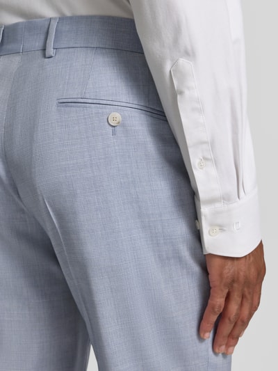 Männermodel trägt Slim Fit Anzug aus reiner Schurwolle Modell 'H-HUGE-2PCS-263' von BOSS in hellblau, feine Textur, Nahaufnahme Rückansicht, Kontext Herren Anzug von BOSS.