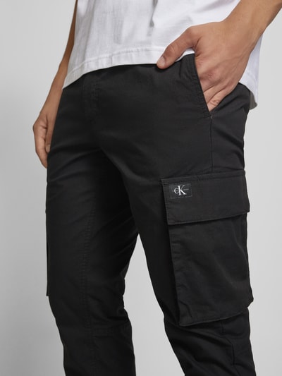 Calvin Klein Jeans Spodnie cargo o kroju skinny fit z naszywką z logo Czarny 3