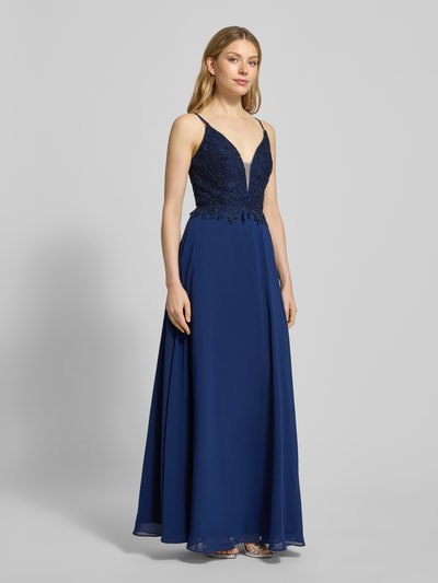 Frauenmodel trägt tailliertes Abendkleid mit Zierbesatz von LUXUAR FASHION in Dunkelblau, Maxi-Länge, Spitzenbesatz, Ganzkörperansicht von vorne.