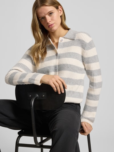 Frauenmodel trägt Strickjacke mit Streifenmuster und Polokragen von Review im Slim Fit aus Material-Mix mit Stretch-Anteil, Nahaufnahme Oberkörper.