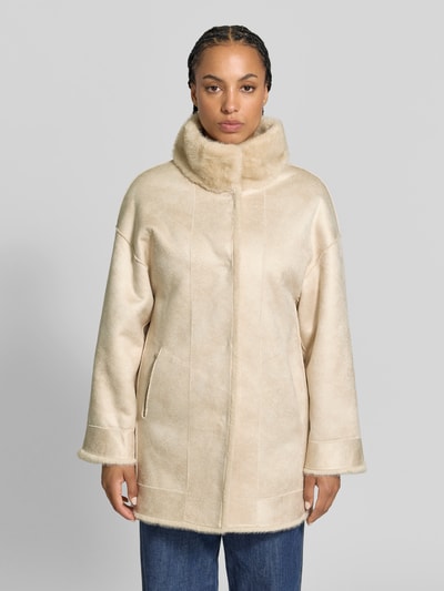 Vrouwenmodel draagt Kunstfelljacke mit Stehkragen van Juvia in lichtbeige, a-lijn, Afdekstrip, Ruglengte maat S 80 cm, Borstwijdte 50 cm, Mouwlengte 62 cm, imitatiebont, Ganzkörperaanzicht van voren
