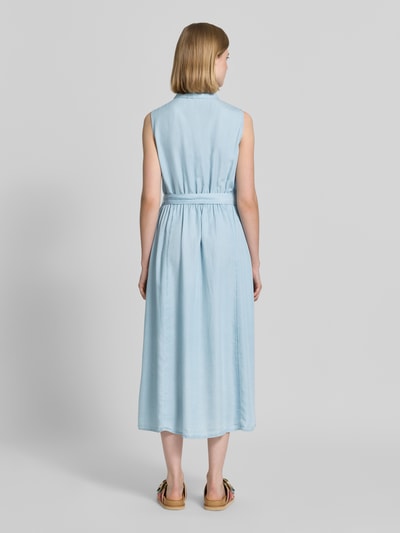 Frauenmodel trägt Hemdblusenkleid mit Bindegürtel Modell 'LIV' von Soyaconcept in Hellblau, reine Baumwolle, tailliert, Midikleid, Rückenansicht Ganzkörperansicht.