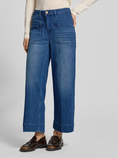 Vrouwenmodel draagt blauwe 6/8-jeans met opgestikte steekzakken, katoenmix met stretch, uitlopend model MIRU van Raffaello Rossi, knoop- en ritssluiting, bandwijdte maat 36: 36 cm, binnenbeenlengte maat 36: 67 cm, geheel van voren