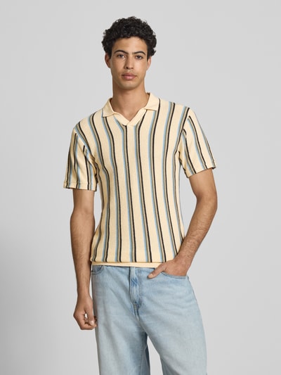 Männermodel trägt Slim Fit Poloshirt mit V-Ausschnitt Modell 'AMOS' von Blend, Reine Baumwolle, Allover-Look, Ganzkörperansicht von vorne.