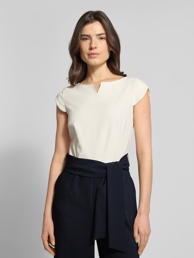 Frauenmodel trägt Jumpsuit mit Bindegürtel von Betty Barclay, Material-Mix mit Stretch-Anteil, taillierter Schnitt, Nahaufnahme Oberkörper.