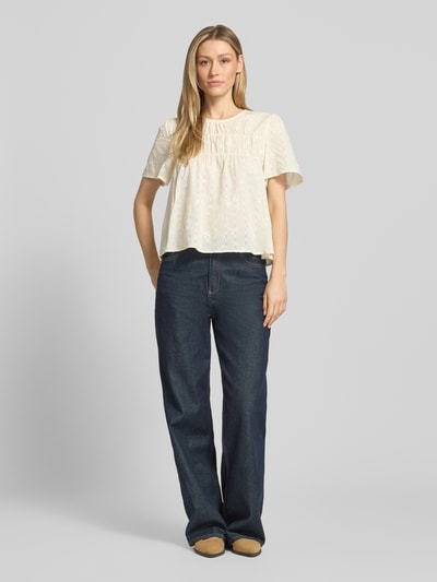 Modelka nosi Blusenshirt mit Stitchings Modell 'LANA' von ICHI, kremowy kolor, bawełniano-wiskozowa tekstura, krój regular fit, widok całej sylwetki z przodu.