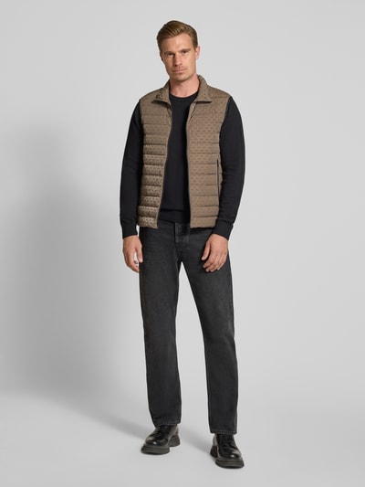 Mannelijk model draagt Regular fit bodywarmer met vulling van eendendons en veren Model 'PIUMINO' van Armani Exchange, All-over logoprint, opstaande kraag, tweewegritssluiting, ruglengte maat M 67 cm, schouderbreedte 46 cm, borstwijdte 54 cm, Ganzkörperansicht van voren.