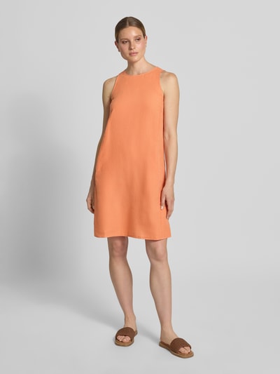 Kobiece model prezentuje Leicht ausgestelltes Leinenkleid in Knielänge od Marc O'Polo, efekt: jednolity kolor, krój lekko rozkloszowany, długość do kolan, okrągły dekolt, bez rękawów, materiał: czysty len, widok całej sylwetki z przodu.