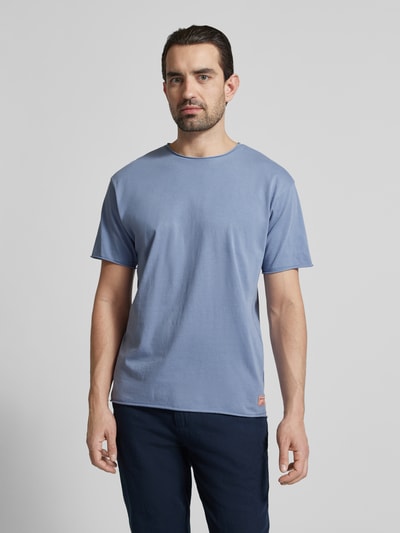 Männermodel trägt T-Shirt mit Rundhalsausschnitt und Label-Detail von Scotch & Soda in Blau, Reine Baumwolle, Regular-Fit, Ganzkörperansicht von vorne. Rückenlänge bei Größe M: 67 cm, Rollsaum.